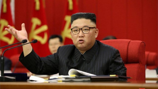 “PARAJSA MBI TOKË”/ Kim Jong-un paditet për mashtrim