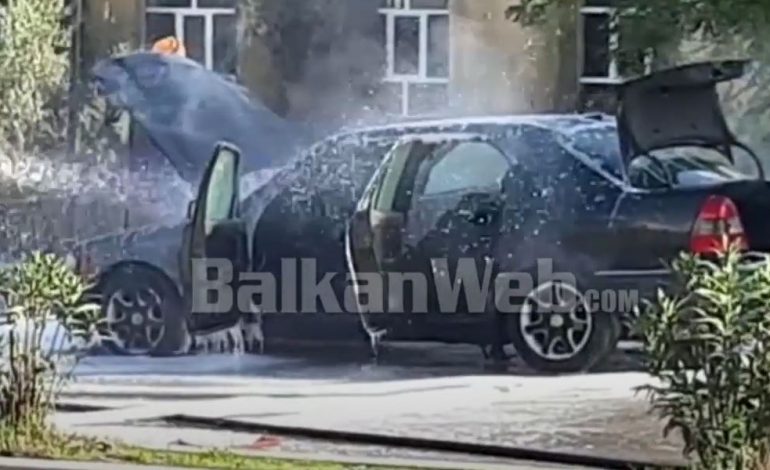 PAMJET/ “Benz-i” shkrumbohet nga flakët në mes të Gjirokastrës