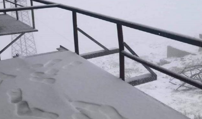 MOT ME SHI DHE TEMPERATURA TË ULËTA/ Bie bora e parë e vjeshtës në Maqedoni (FOTO)