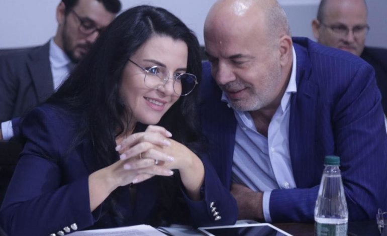 DEBUTETI POZON BELINDA BALLUKUN NË MBLEDHJE/ Ministrja: Pse më bën foto? Kush je ti…