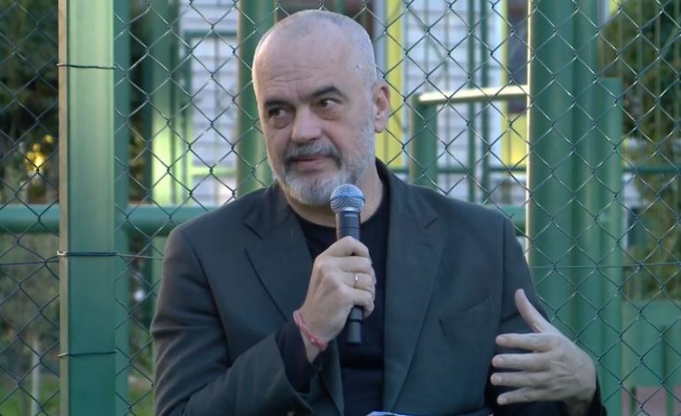 TAKIM ME NXËNËSIT NË ELBASAN/ Mesazhi i kryeministrit për ata që duan të largohen nga Shqipëria