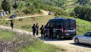 FSHEHËN NJË PARCELË ME KANABIS/ SHÇBA procedon Shefin e Komisariatit, Shefin e Krimeve dhe disa policë në Përmet