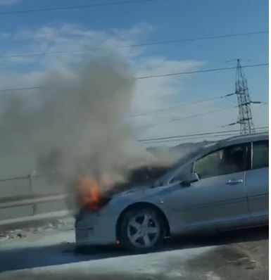 SHKËNDIJË ELEKTRIKE/ Makina shpërthen në flakë në autostradën Tiranë-Durrës