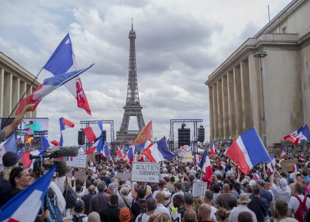 PAS PROTESTAVE NË FRANCË/ Senati hedh poshtë propozimin për vaksinimin me detyrim