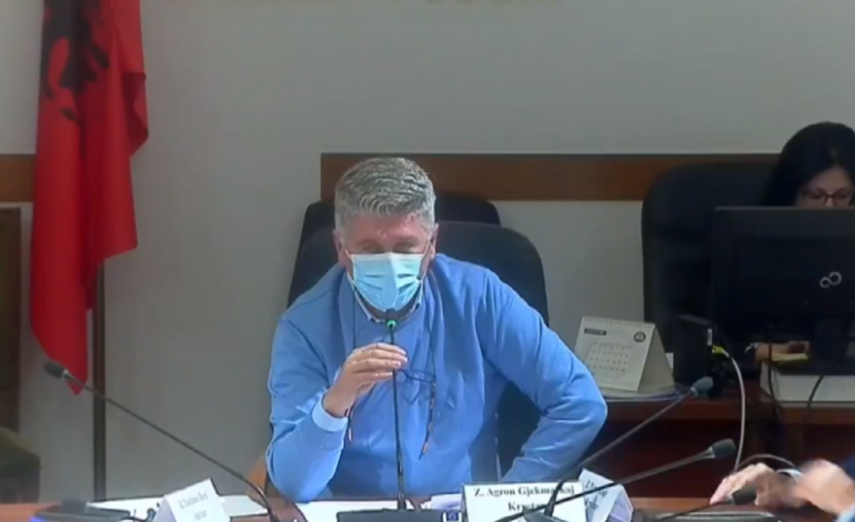 I SKUQUR NË FYTYRË DHE ME MASKË/ Gjekmarkaj largohet nga mbledhja: Nuk ndihem mirë