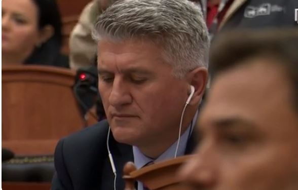 E PAZAKONTË! Gjekmarkaj dëgjon MUZIKË me kufje, ndërkohë që deputeti i PD flet për spitalin e Lushnjes? (VIDEO)