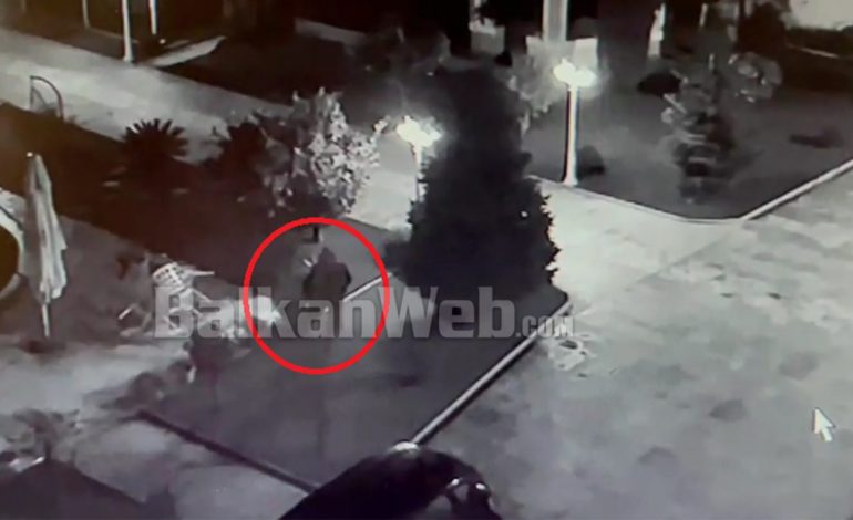 TË TJERA PAMJE NGA GRABITJA/ Autori del me vrap nga vila dhe hipën mbi mur, ja çfarë kapën kamerat e sigurisë