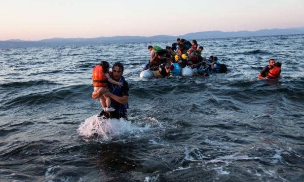 TRAGJEDI NË MESDHE/ Mbytet varka me 27 emigrantë, nxirren në bregun e ishullit grek trupat e pajetë të gruas dhe 3 fëmijëve