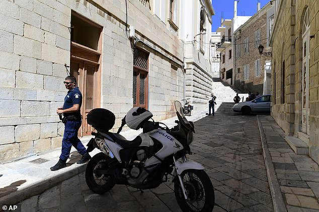 E RËNDË NË GREQI/ Prindërit e moshuar lidhën djalin me zinxhirë: Është agresiv, kishim frikë