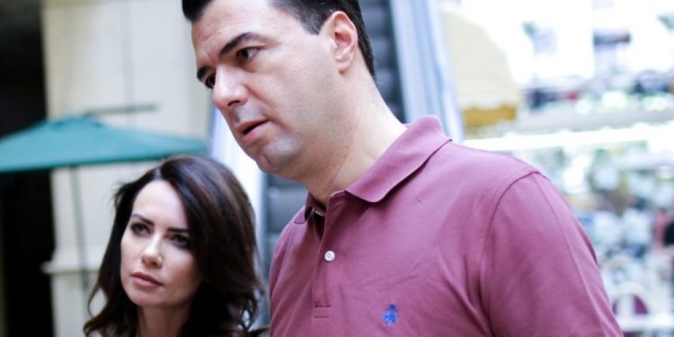 “FILLOI LUFTA…”/ Demokratët tallen keq me Grida Dumën dhe Lulzim Bashën
