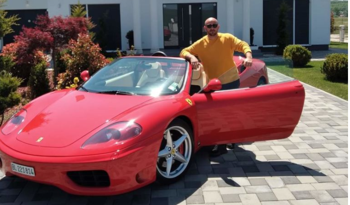 SHKOI ME FERRARI NË VOTIME/ Kandidati nuk pajtohet me humbjen: Këta ta marrin dheun ndër këmbë