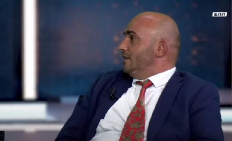 “LËVIZ ME NJË MAKINË MODESTE”/ Zyrtari shqiptar habit të ftuarit në studio: Kam një Ferrari