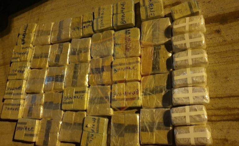 KAPEN 45 KG HEROINË NË PORTIN E DURRËSIT/ Lënda narkotike e fshehur në kamion, arrestohen dy persona (EMRAT)