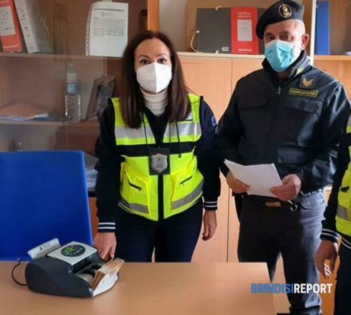 ISHIN GATI TË TRANSFEROHESHIN NË SHQIPËRI/ Bllokohen në portin e Brindisit një sasi eurosh të padeklaruara