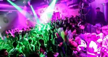 COVID-19/ Italia miraton masat e reja për hyrjen në kinema, stadiume dhe disko