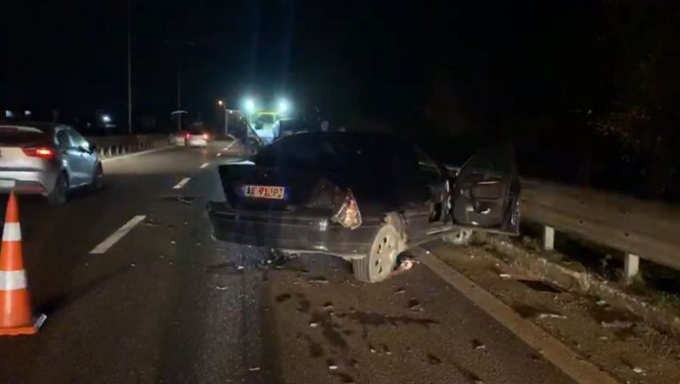 AKSIDENT NË RROGOZHINË-DURRËS/ “BMW” humb kontrollin dhe përplaset me “Benzin”, një i plagosur (VIDEO)