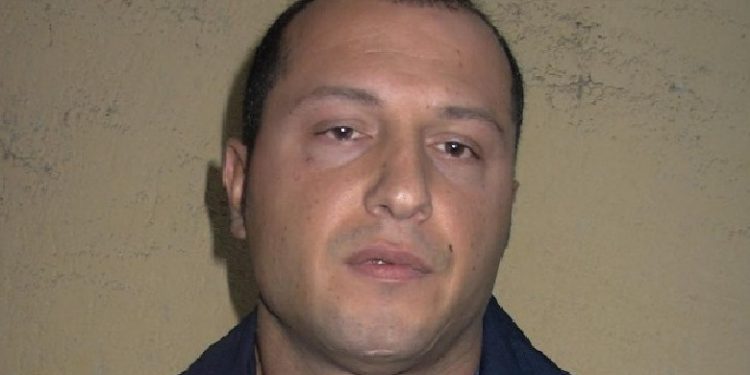 AKUZOHET PËR DREJTIM TË NJË GRUPI KRIMINAL/ Dënohet në mungesë me 15 vite burg Domart Konjari