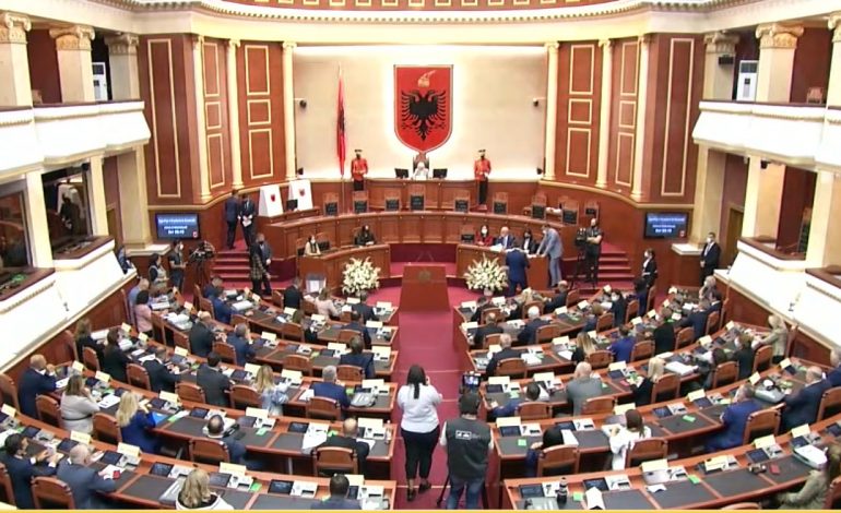 MBLIDHET SOT KUVENDI/ Nga ngritja e komisionit hetimor për mbetjet te interpelanca ndaj Ahmetaj. Ja çfarë pritet të ndodhë