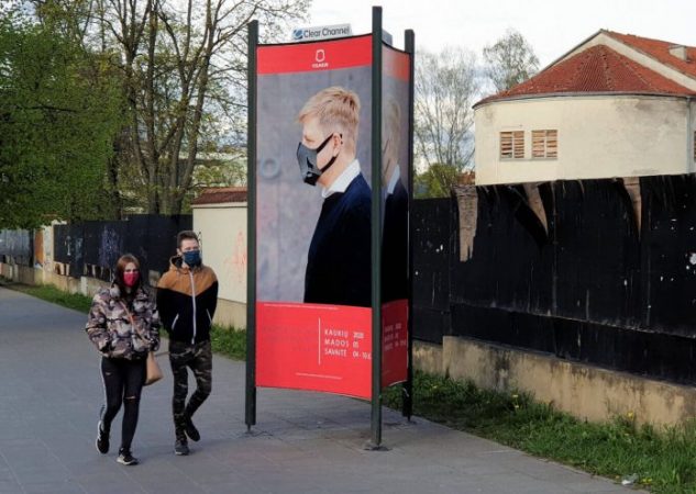 COVID-19/ Lituania rivendos mbajtjen e maskave në ambiente të mbyllura