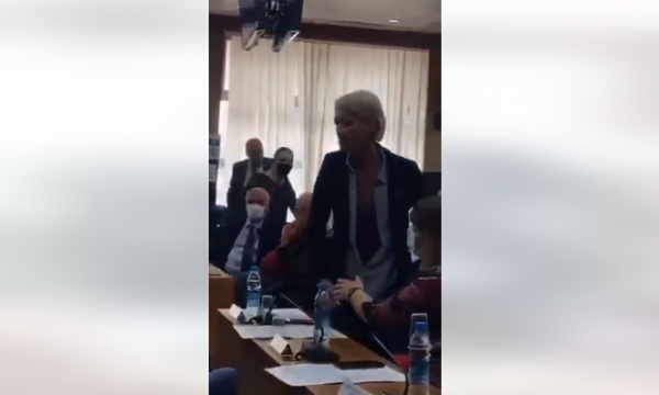 PAMJET/ Plas keq sherri në mbledhjen komunale në Prishtinë: Ti jap vesht në duar, hajvan