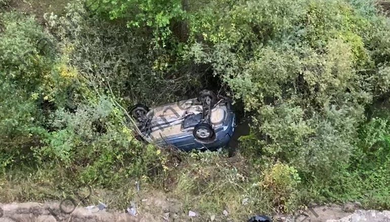 TRE TË PLAGOSUR NË POGRADEC/ Pamjet e aksidentit, makina doli nga rruga dhe u kthye përmbys. Një pasagjere në…