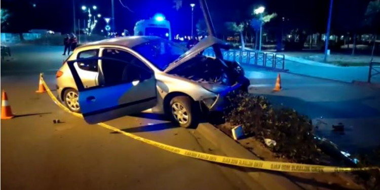 E RËNDË/ Makina përplaset me shtyllën në qendër të qytetit. 3 të plagosur në Elbasan
