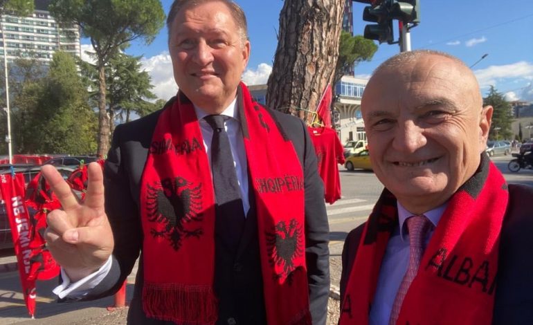 SOT NDESHJA! Ilir Meta “pozon” në Bulevard me konsullin e nderit të Shqipërisë në Poloni