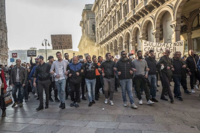 PËRSHKALLËZOHEN PROTESTAT PËR “GREEN PASS” NË ITALI/ Mbi 10 mijë qytetarë mbushin rrugët e Milanos, 16 të arrestuar (FOTO)