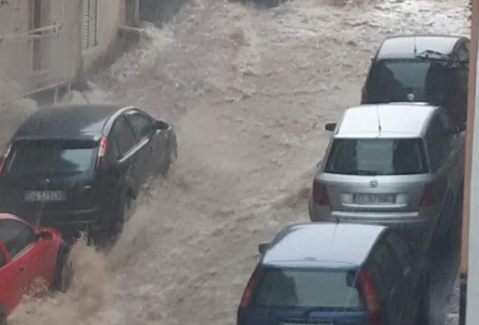 “ALRAM I KUQ PËR MOTIN NË ITALI”/ Rrugët kthehen në lumenj, mbyllen shkollat për nesër
