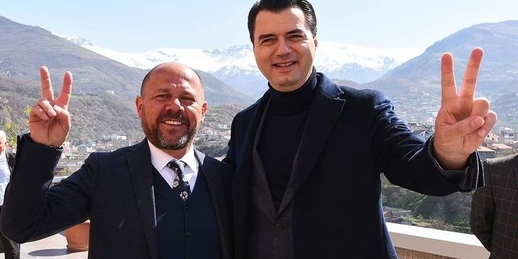 “UNË LETËR HIGJENIKE?!” Xhelali kapet me ndjekësin në FB, më pas fshin bisedën për Berishën