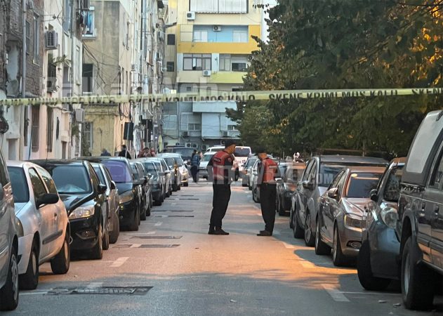 DETAJET NGA NGJARJA NË TIRANË/ Burri qëllon gruan më thikë në banesën e marrë me qira. Hidhet nga kati i 8 dhe…