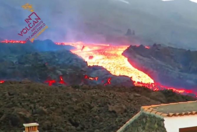 SHPËRTHIMI I VULLKANI TË ISHUJT KANARIE/ Ja pamjet se si përhapet llava, evakuohen mbi 6 mijë persona (VIDEO)