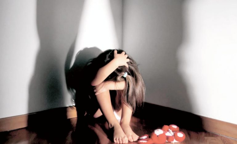 “NËNA NA PËRDHUNOI”/ Rrëfimi tronditës i dy motrave: Së bashku me partnerin e saj më kërkuan të shtrihem në shtrat dhe…