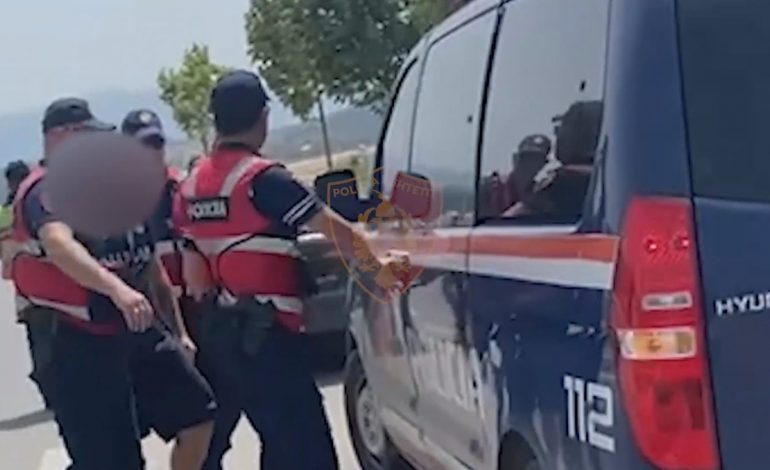 TERRORIZUAN BANORËT DUKE QËLLUAR ME…/ Arrestohen dy të rinjtë në Shijak, policia iu gjen dhe drogë (VIDEO)