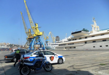KRYENIN KONTRABANDË ILAÇESH NË PORT/ Arrestohen 4 persona në Durrës. Mes të ndaluarve 2 doganierë