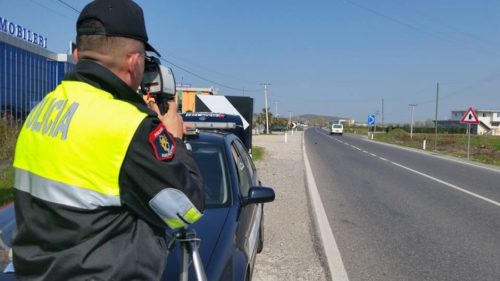 KONTROLLET E POLICISË/ Pezullohen 24 patenta dhe vendosen dhjetëra gjoba