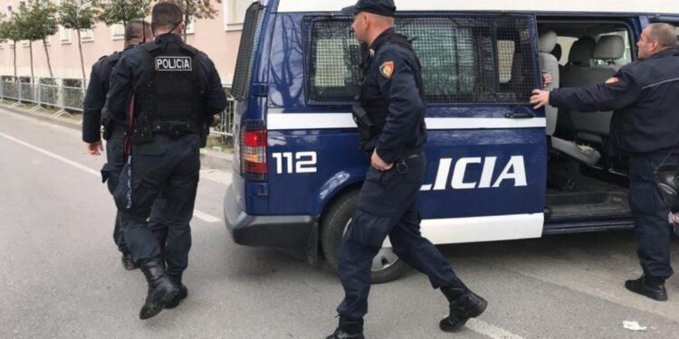 POLICIA AKSION NË TIRANË/ Arrestohet në dalje të Kamzës 32-vjeçari. Kapen dhe 4 persona të shpallur në kërkim