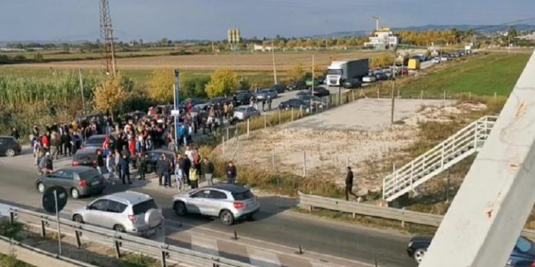 “KRYQËZIMI I VDEKJES”/ Banorët kundërshtojnë barrierat metalike në Lushnje-Fier, dalin në protestë