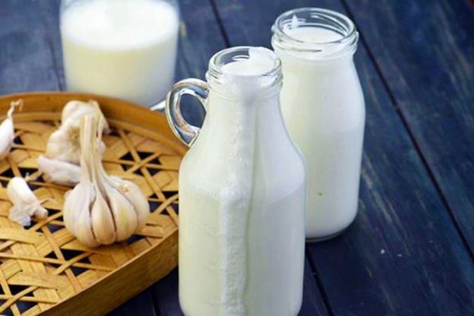 MË I MIRË SE ANTIBIOTIKU/ Qumësht me hudhra kundër astmës, kollës dhe reumatizmës
