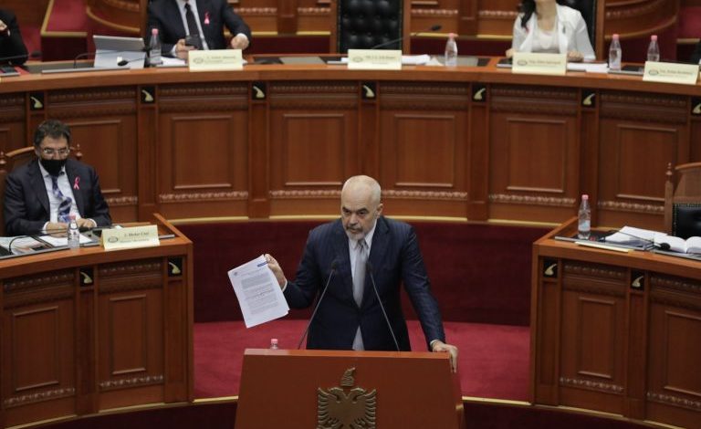 DEPUTETËT E PD I PRESIN FJALËN/ Rama i ironizon: Votoj pro, që të flisni gjithë javës! Vendimi për Becchettin, konfidencial