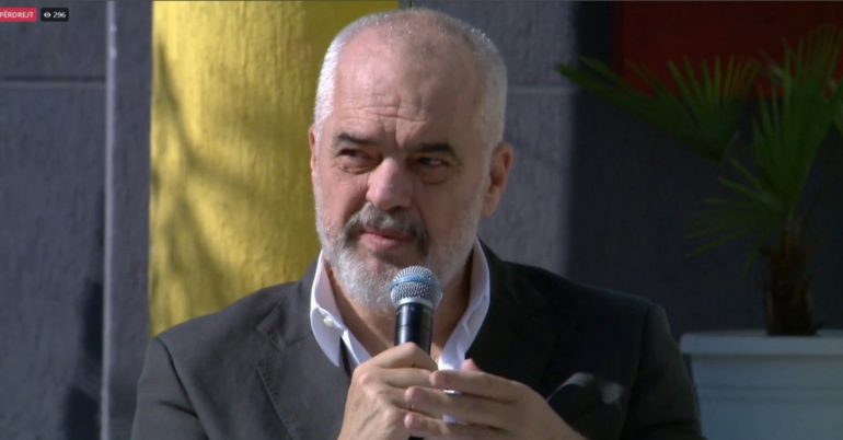 NIS KONSULTIMIN ME NXËNËSIT NË VEND/ Rama nga gjimnazi “Ismail Qemali”: S’e kam kuptuar që ju detyrojnë të printoni…