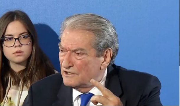 “FOLTORJA” NË KORÇË/ Berisha: Kjo është një “pupël opozitë”, Basha përzuri njerëzit nga Shqipëria
