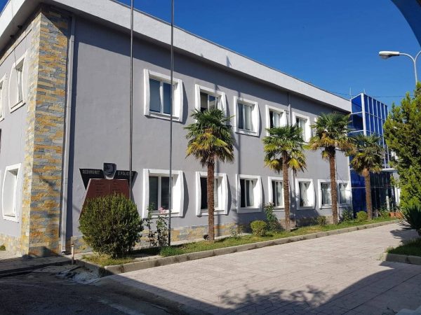 AKUZOHET PËR VJEDHJE/ Kërcënoi me thikë një person dhe grabiti një dyqan në Sarandë, shpallet në kërkim 21-vjeçari