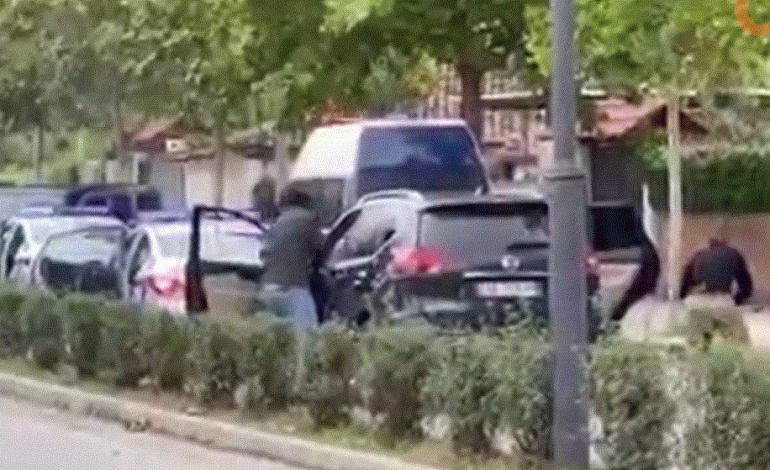 FRIKËSOHEN QYTETARËT/ Dy fuoristrada breshëri “plumbash” ndaj policisë në Elbasan, ja e vërteta (VIDEO)