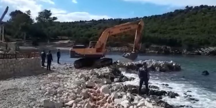 OPERACIONI “BREGDETI YNË”/ Shemben 60 objekte pa leje gjatë shtatorit në Vlorë, Himarë dhe Sarandë