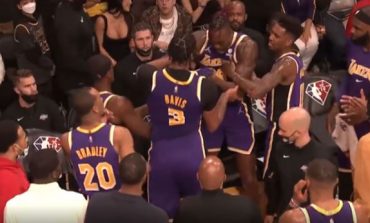 MOMENTE TENSIONI/ Plas sherri në NBA, yjet e Lakersave përleshen me njëri-tjetrin (VIDEO)