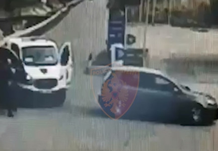 “PO MË NDJEKIN…”/ 45-vjeçari kërkon ndihmë, ja çfarë ZBULON policia në makinën e denoncuar