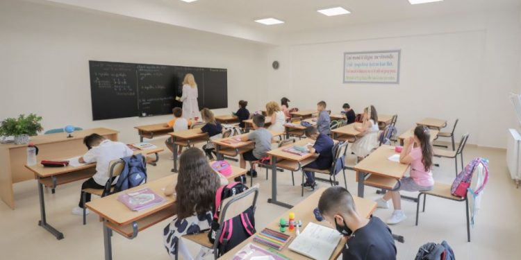 S’KA MË PATATINA, ÇOKOLLATA DHE PIJE FRESKUESE/ Manastirliu: Ja ushqimet që do u ndalohen nxënësve