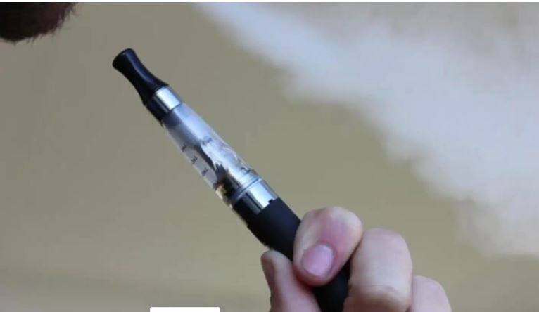 STUDIMI/ Cigaret elektronike nuk i ndihmojnë njerëzit që të lënë duhanin