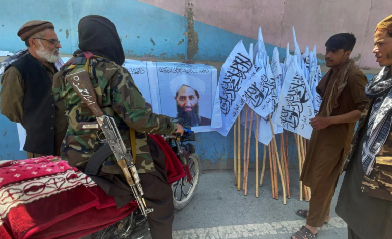 UDHËHEQËSI SUPREM I TALEBANËVE SHFAQET NË PUBLIK PAS 5 VITESH/ Viziton një shkollë fetare në Kandahar